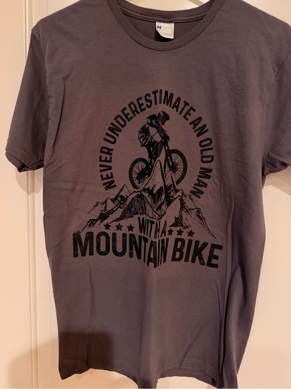 Men's Gray T-Shirt Never Underestimate An Old Man With a Mountain Bike size M